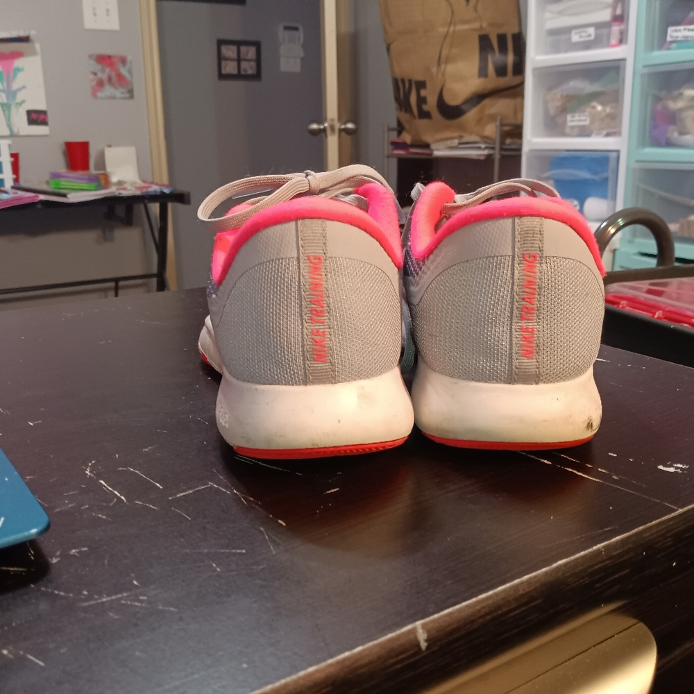 Nike shoes , size 8. - Picture 3 of 5